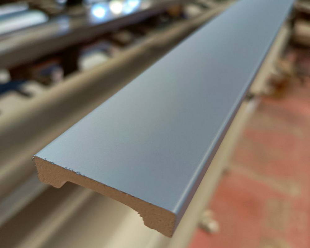 Плинтус ПОЛИСТИРОЛ HI WOOD B90V1 90мм х 14мм х 2,0м. Окраска включена в стоимость