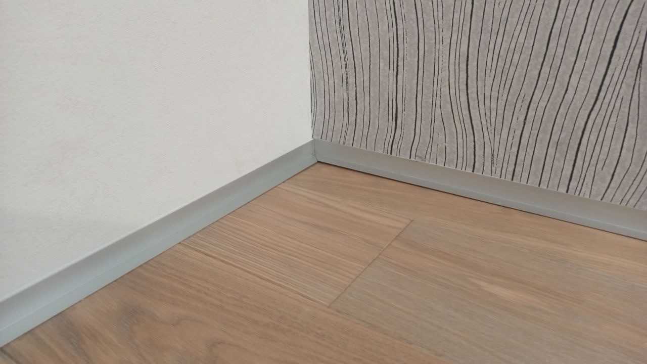 Антиплинтус Апл 02.2700.01л. Серебро матовое