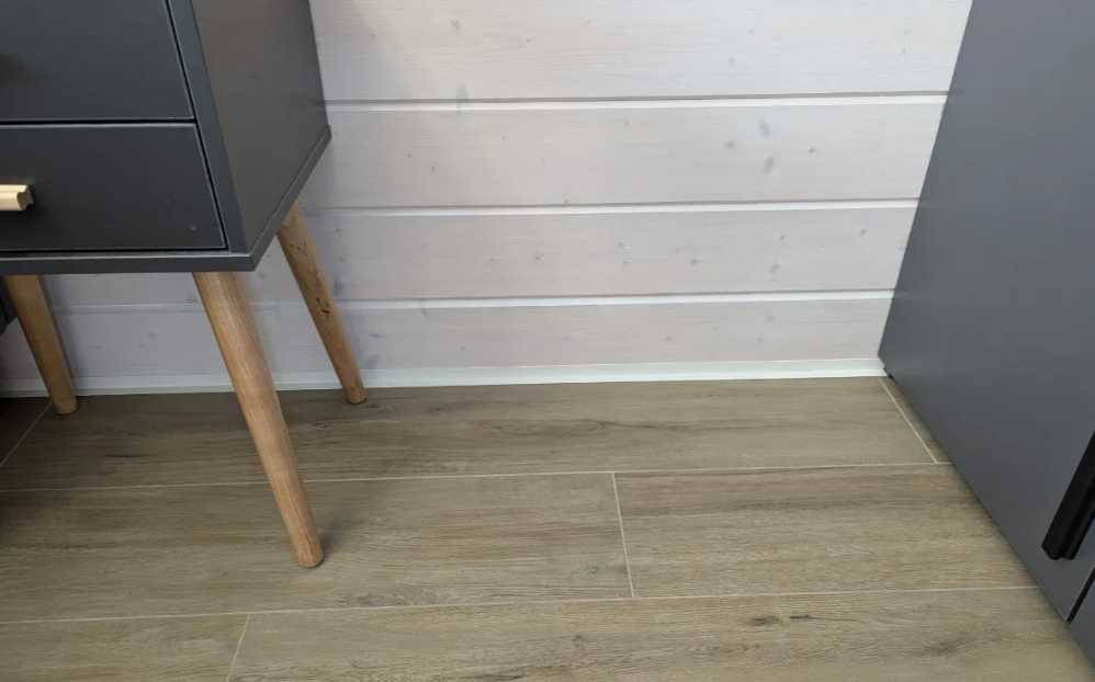 Антиплинтус Апл 02.2700.16. Белый