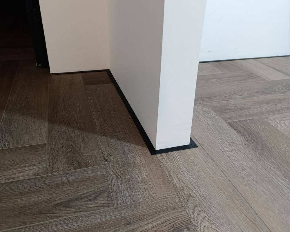 Антиплинтус Апл 01.2700.15. Черный