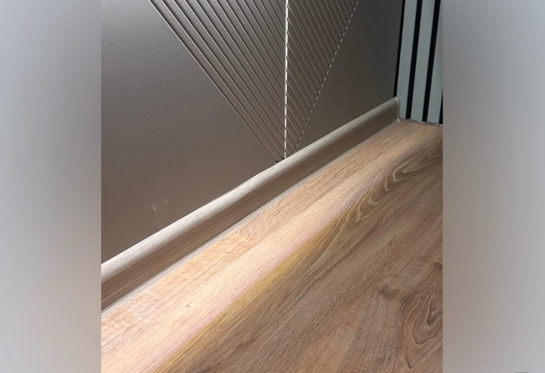 Плинтус ПВХ с кабель-каналом Рико Лео 195 Сосна серебристая