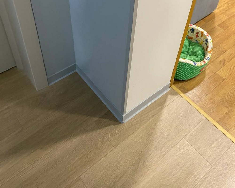 Плинтус ХДФ Dollken S60 60 мм х 2,575м 1202 Светло-серый