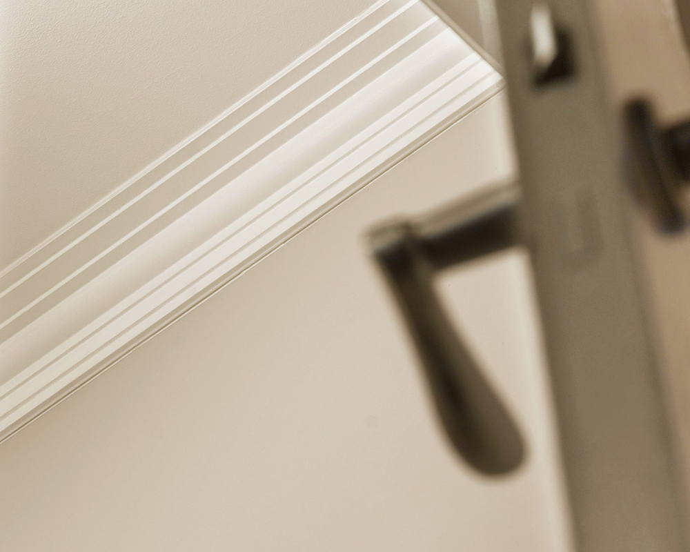 Плинтус потолочный из полистирола высокой плотности HI-WOOD A130V1 100х83мм 2,0м