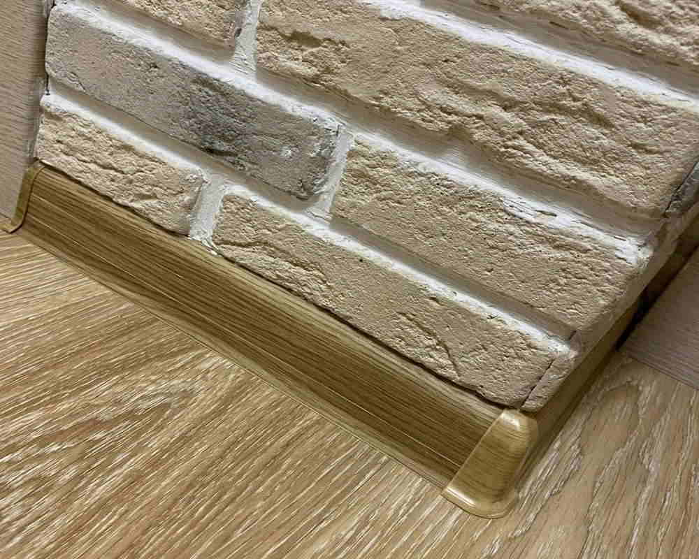 Плинтус ПВХ с кабель-каналом Рико Лео 143 Дуб луаре