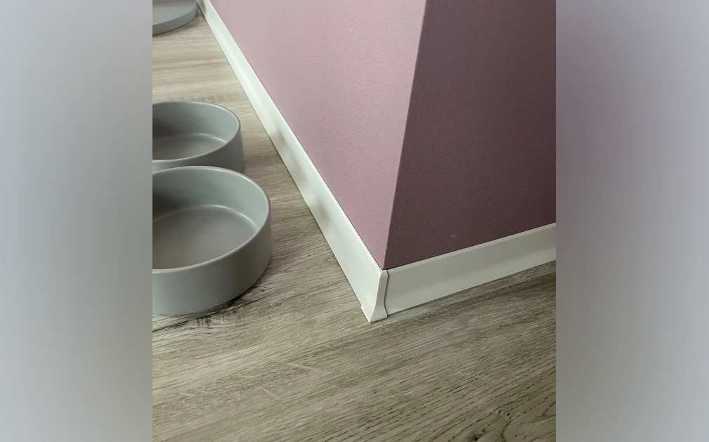 Плинтус алюминиевый 60 мм ПЛ-60 (92481PF7) белый муар 3м.