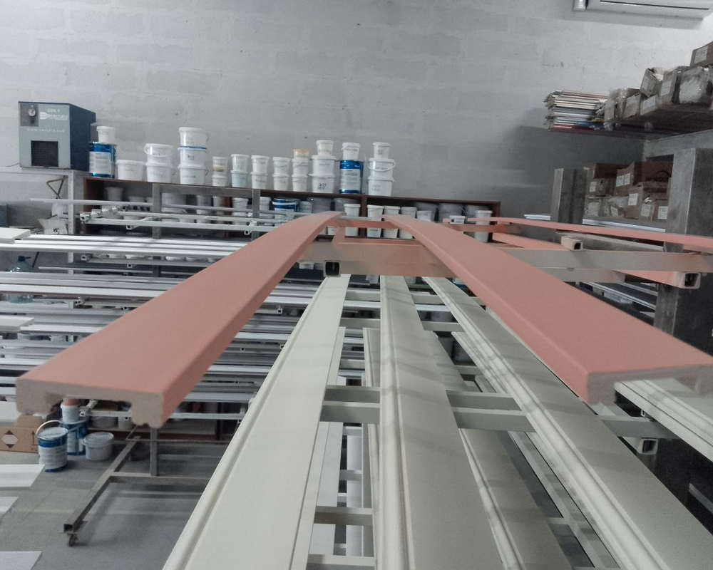 Плинтус ПОЛИСТИРОЛ HI WOOD B90V1 90мм х 14мм х 2,0м. Окраска включена в стоимость