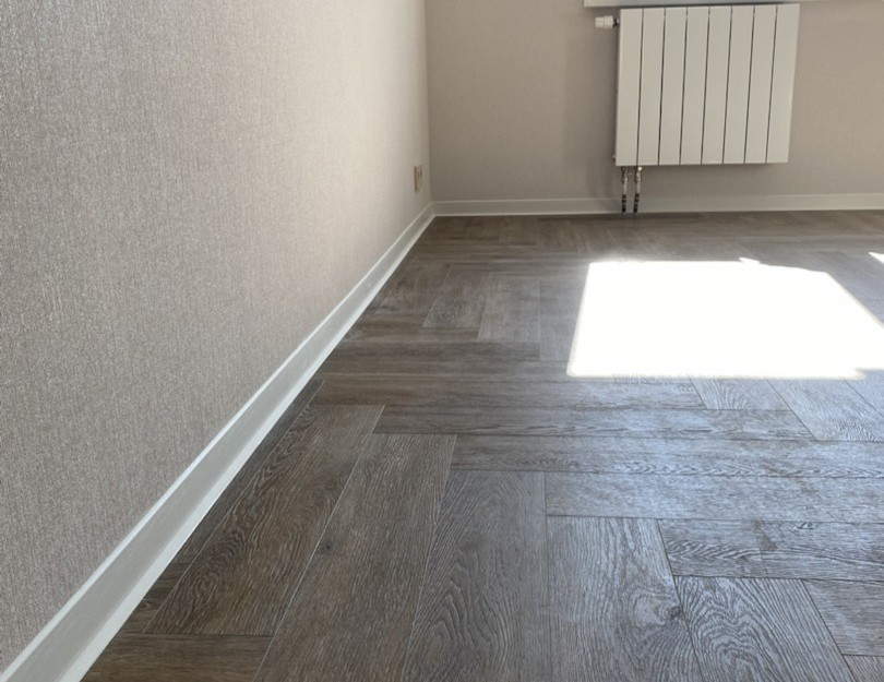 Плинтус ХДФ Dollken S60 60 мм х 2,575м 1248 Бело-серый