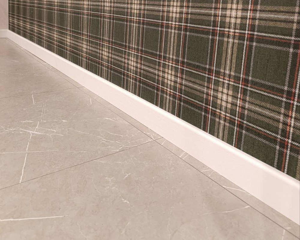 Плинтус кедр Стоунвуд. 80B 80мм 2,35м Белый