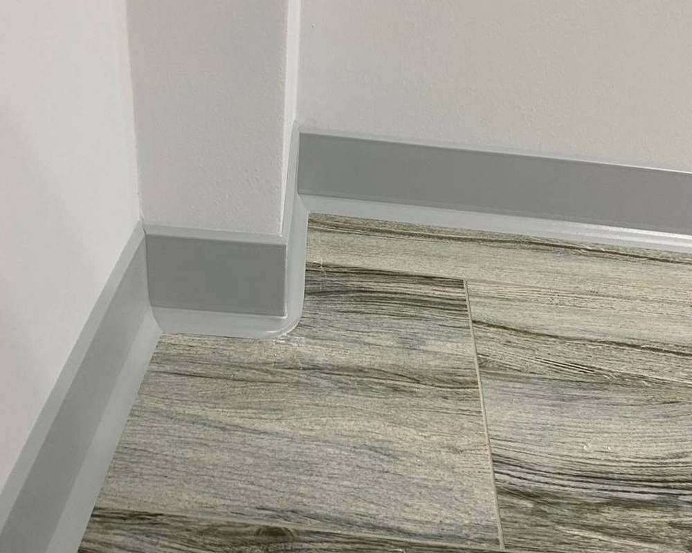 Плинтус ХДФ Dollken S100 100 мм х 2,575м 1202 Светло-серый