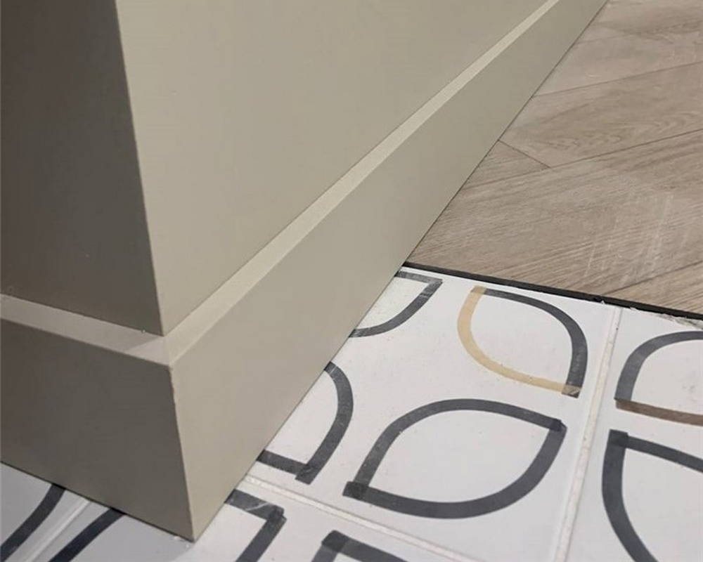 Плинтус из полистирола высокой плотности Волшебная Палочка. Окрашенная. 80мм 2м. RAL 7036