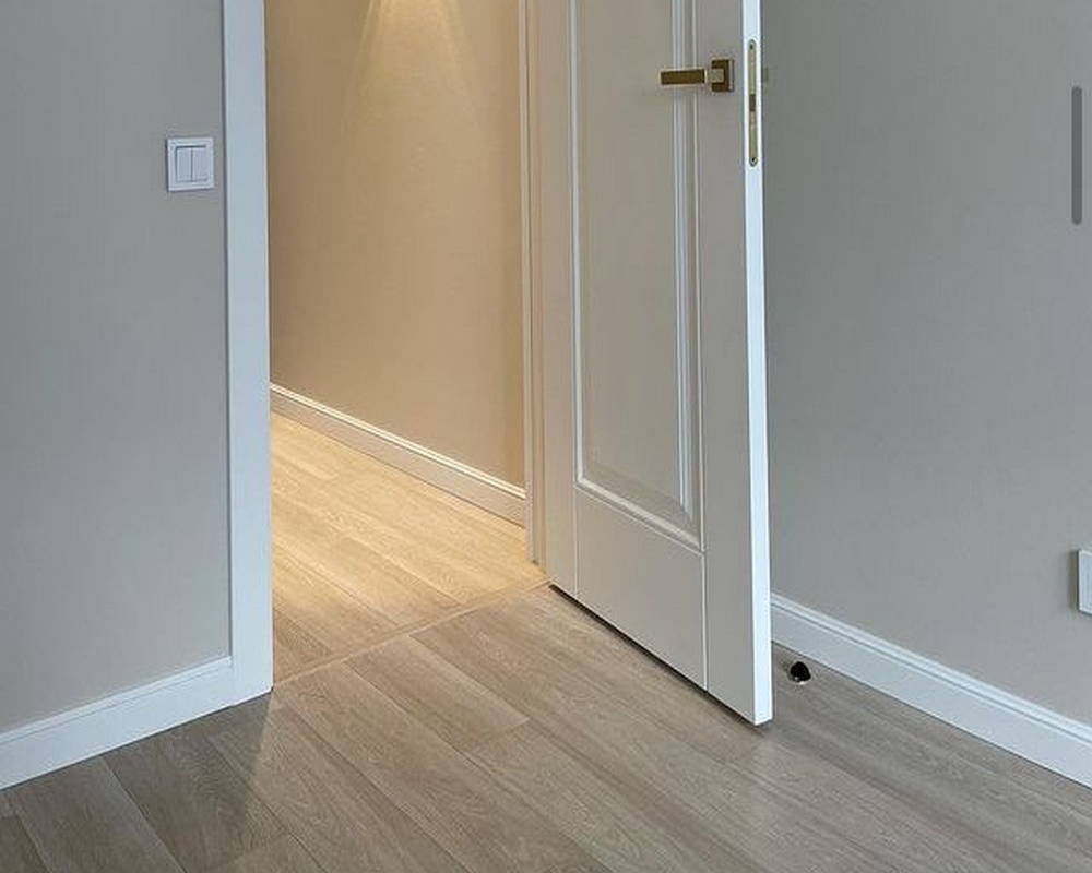 Плинтус ПОЛИСТИРОЛ HI WOOD B90 90мм х 15мм х 2,0м. Окраска включена в стоимость