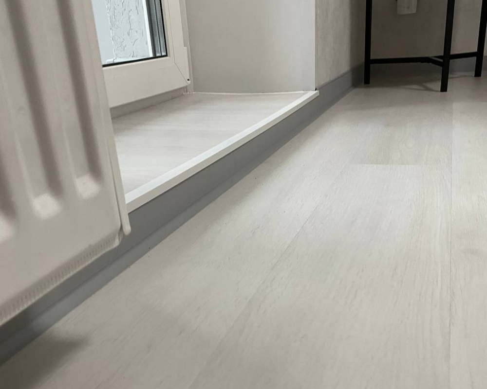 Плинтус ХДФ Dollken S100 100 мм х 2,575м 1202 Светло-серый