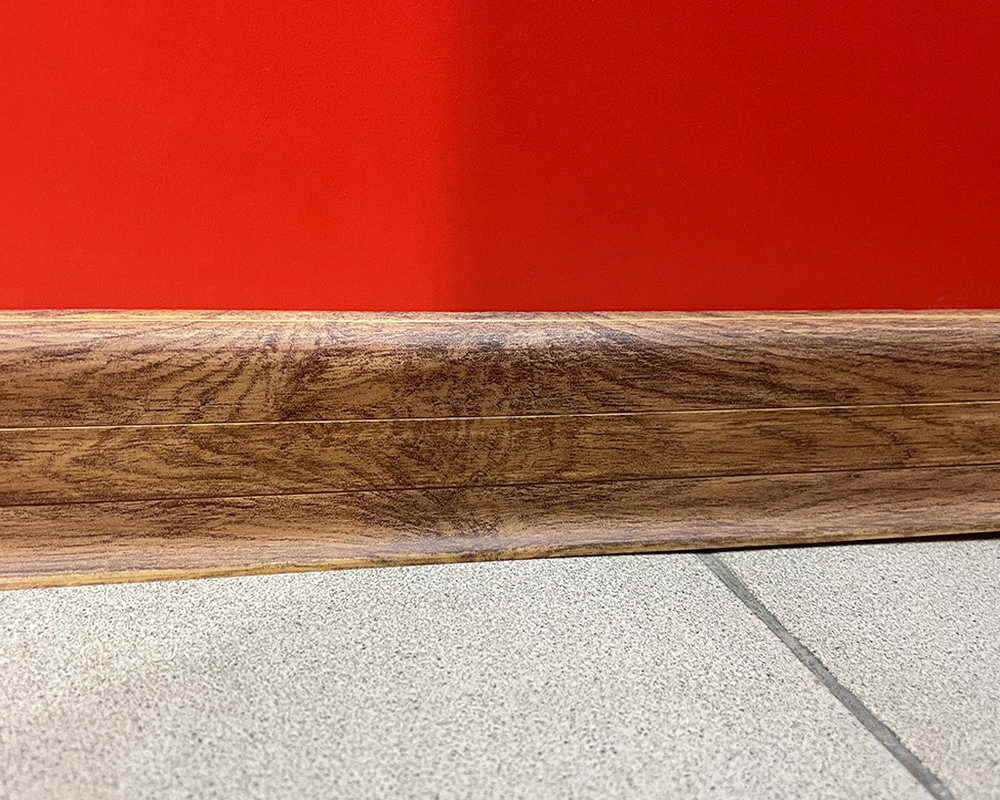 Плинтус ПВХ с кабель-каналом Рико Лео 124 Дуб янтарный