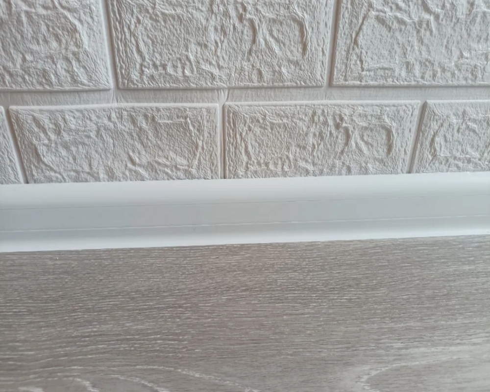 Плинтус ПВХ с кабель-каналом Рико Лео 110 Белый