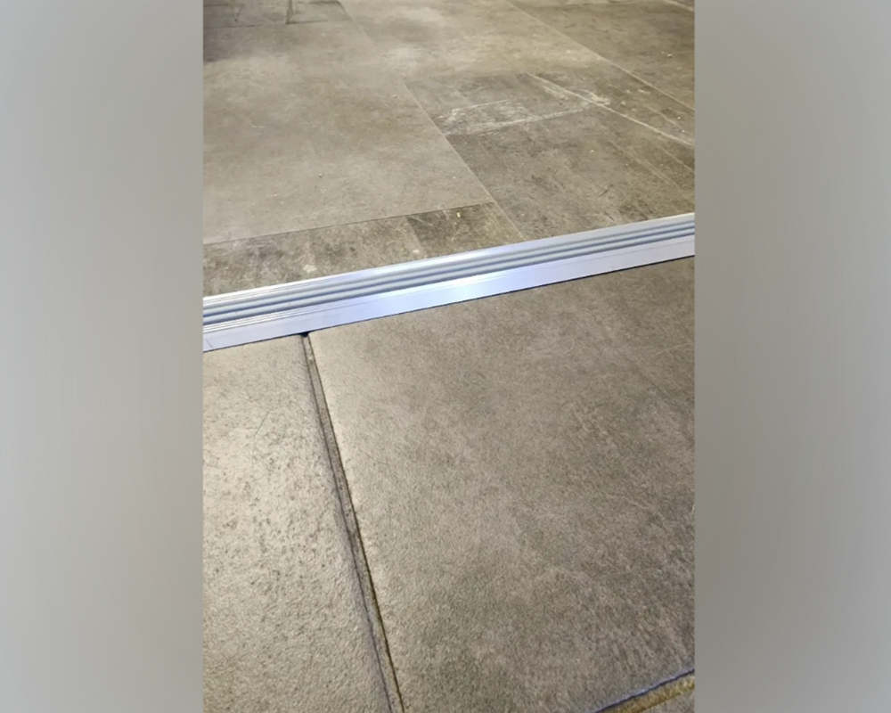 Порог одноуровневый ПС 08-1.900.01лч Серебро