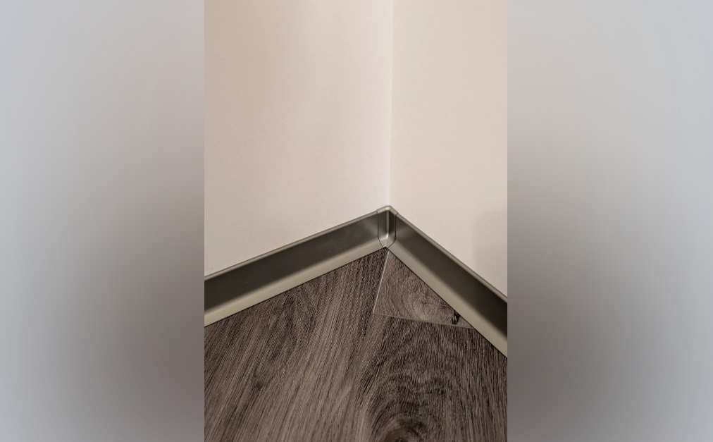 Плинтус алюминиевый. Крац медь 80 мм BTRS 80A