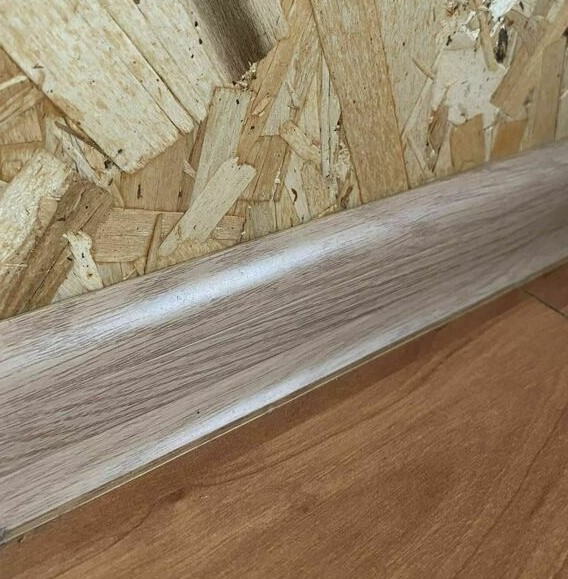 Плинтус ПВХ с кабель-каналом Рико Лео 102 Ольха серая