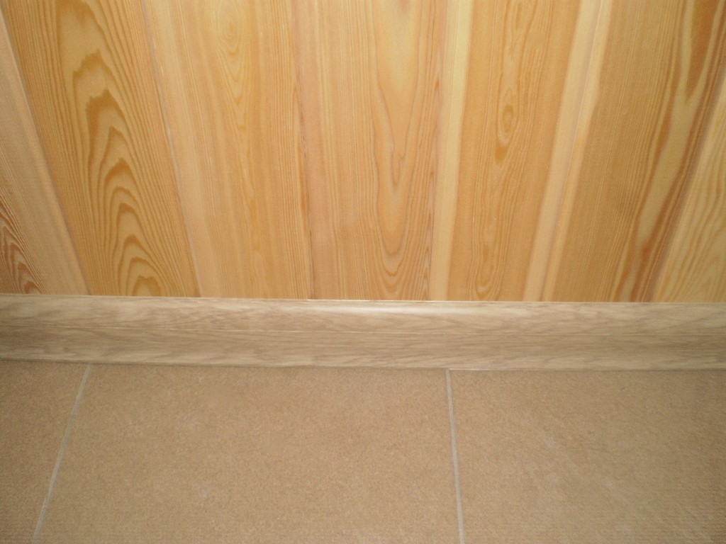 Плинтус ПВХ с кабель-каналом Рико Лео 102 Ольха серая