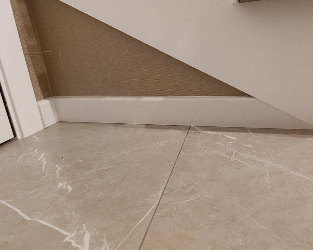 Плинтус кедр Стоунвуд. 80A 80мм 2,35м Белый