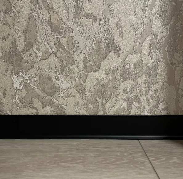 Алюминиевый плинтус AKBD60-SBL 2,5м Муар черный