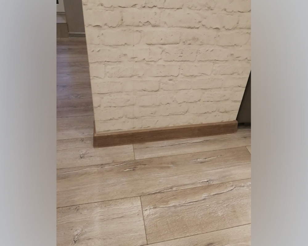 Плинтус ПВХ Salag Lima 72мм 2,5м. Дуб Бурбон натур