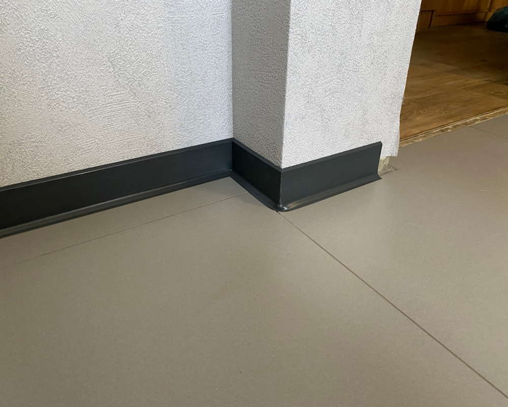 Плинтус ХДФ Dollken S60 60 мм х 2,575м 1001 Чёрный