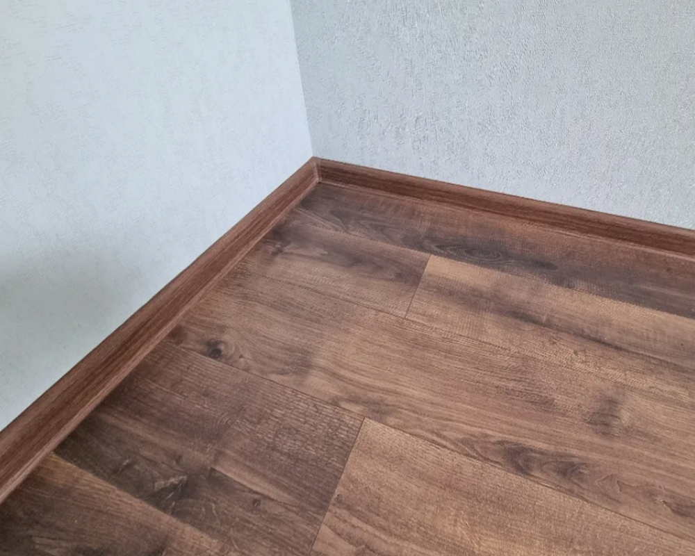 Плинтус ПВХ с кабель-каналом Рико Лео 143 Дуб луаре