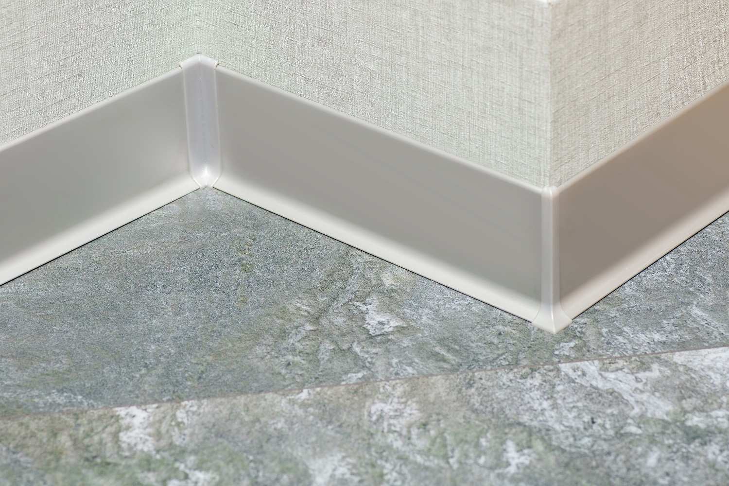 Алюминиевый плинтус AKBD100-MS 2,5м Серебро матовое